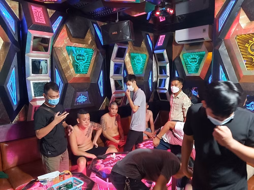 Triệt phá điểm “bay lắc” trong quán karaoke -0