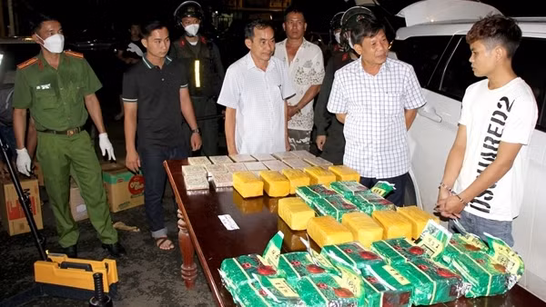 Bắt đối tượng mua bán 8 bánh heroin ảnh 2