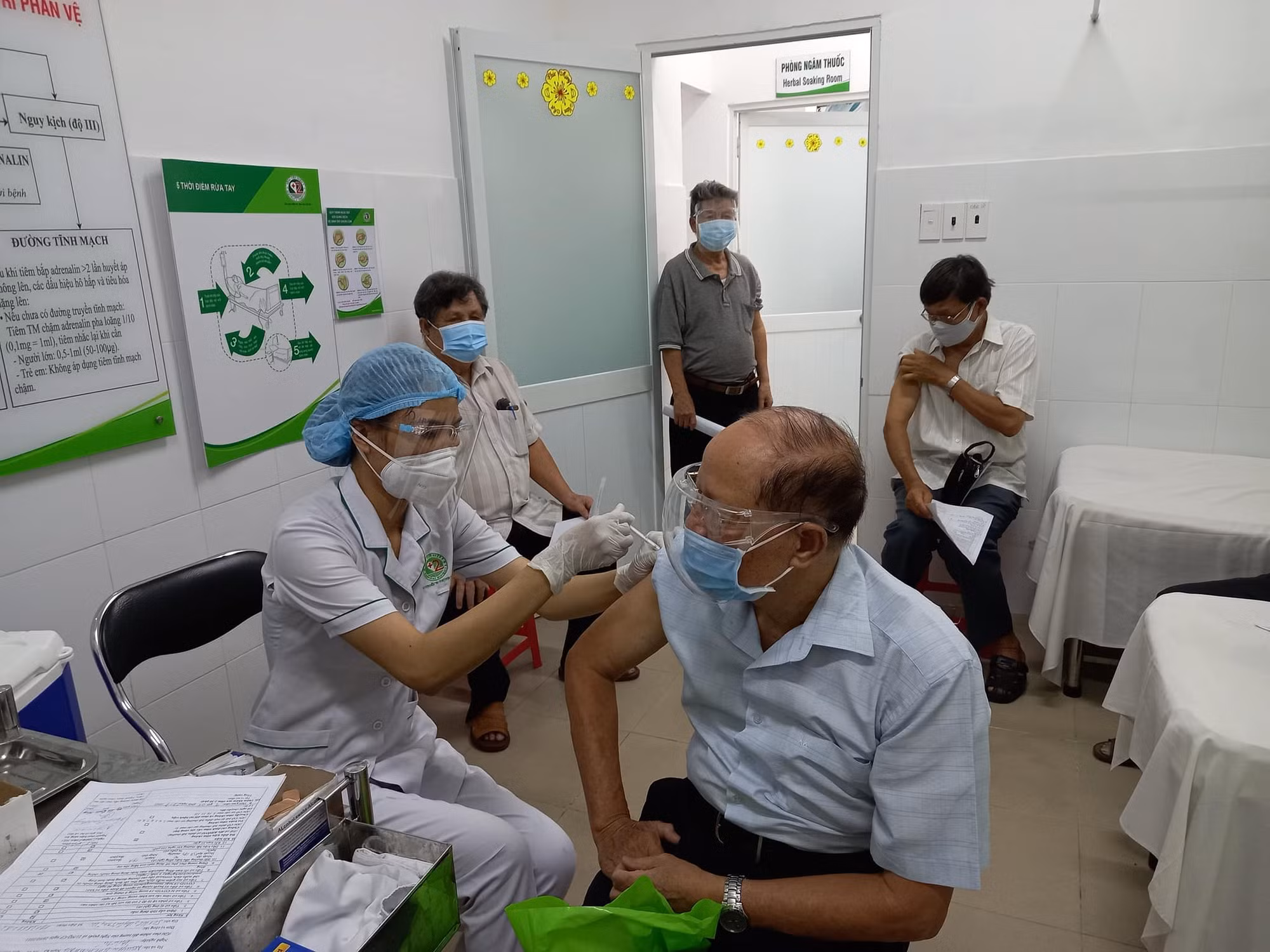 Cả nước có 5.519 ca nhiễm COVID-19, TP Hồ Chí Minh dự kiến tiêm nhắc mũi 3 cho nhóm nguy cơ cao -0