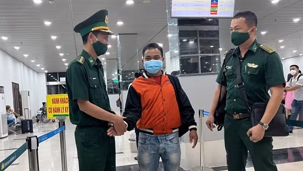 Đưa thêm 5 công dân&nbsp;bị lừa sang Campuchia về nhà an toàn ảnh 2