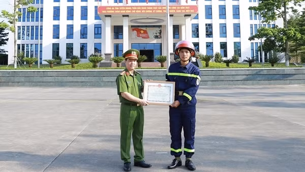 Tặng bằng khen cho chiến sĩ Cảnh sát giải cứu 100 học sinh trong mưa lũ