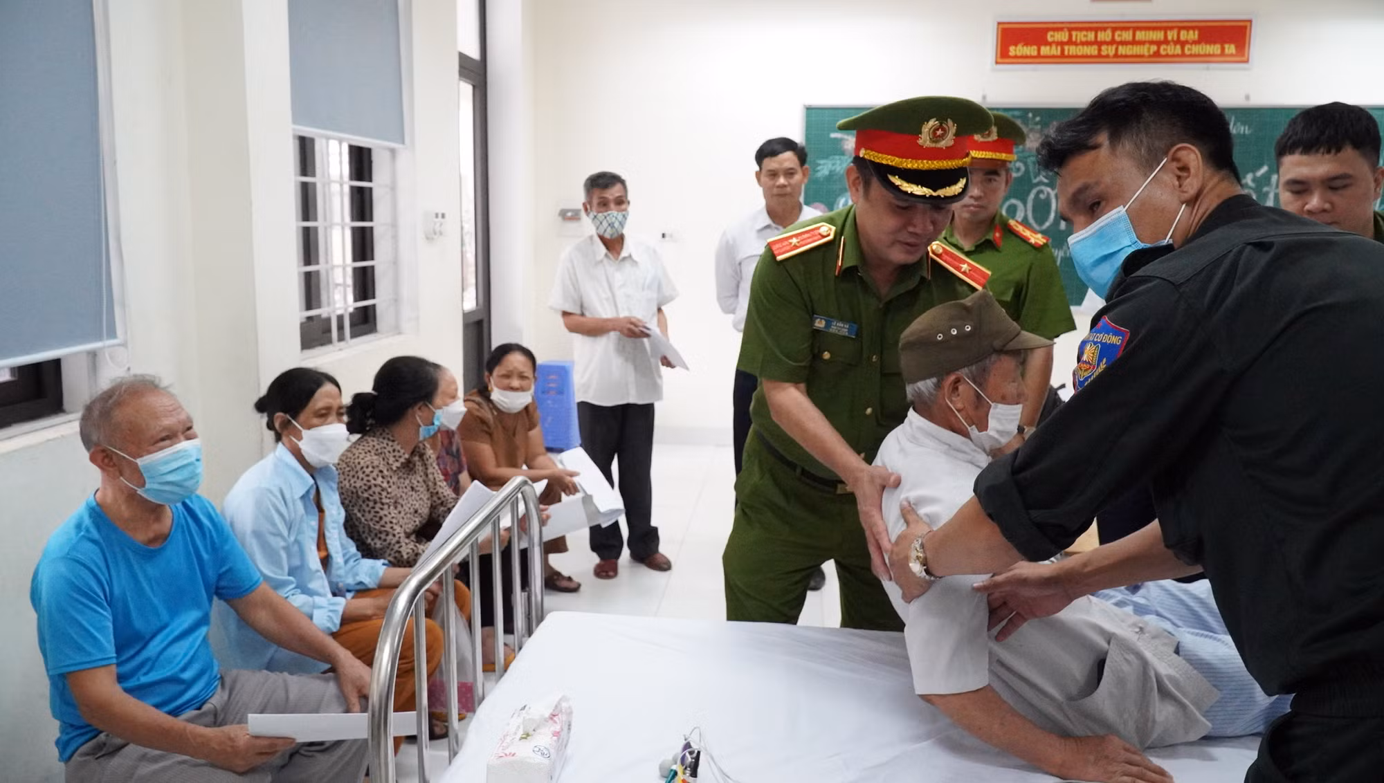 Cán bộ, chiến sĩ Cảnh sát cơ động thăm khám, cấp phát thuốc miễn phí cho người có công, gia đình chính sách -1