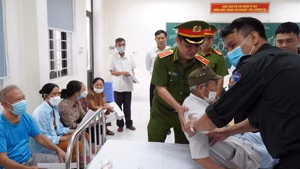 Thăm khám, cấp phát thuốc miễn phí cho người có công, gia đình chính sách