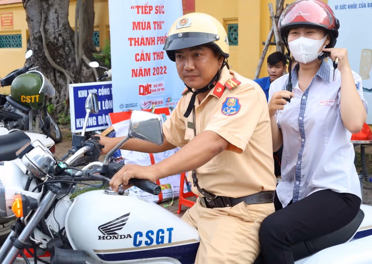 Thiếu tá CSGT kịp thời hỗ trợ nữ sinh về nhà lấy giấy báo dự thi -0