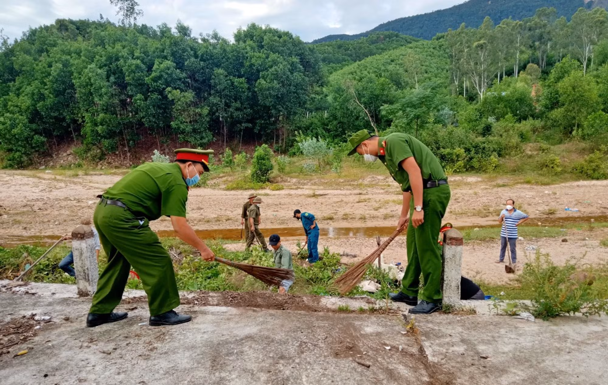 Công an xã tham gia gom dọn hơn 1 tấn rác sinh hoạt -0