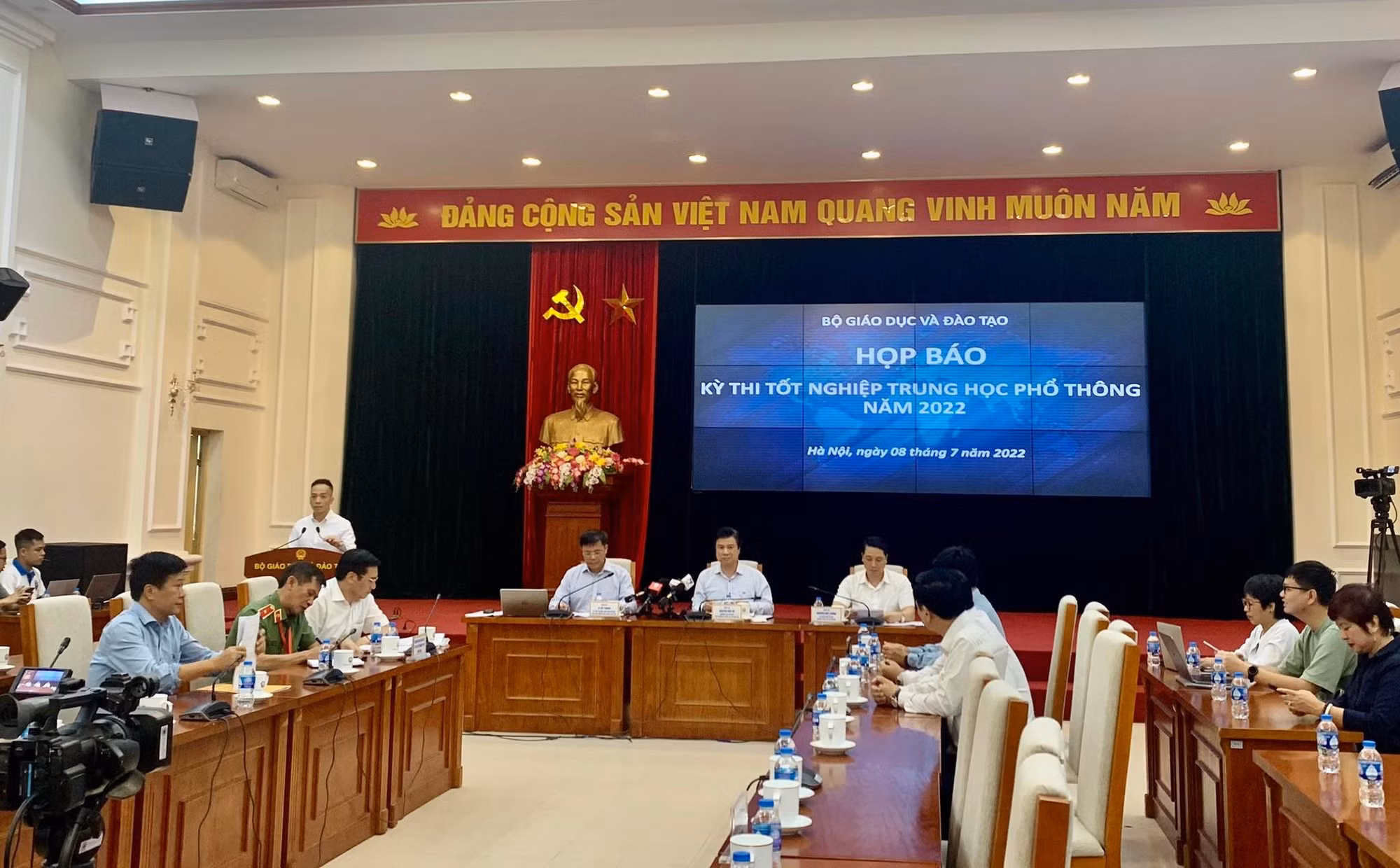 Bộ Công an đang làm rõ nghi vấn đề thi môn Toán được đăng trên mạng xã hội trong giờ thi -0