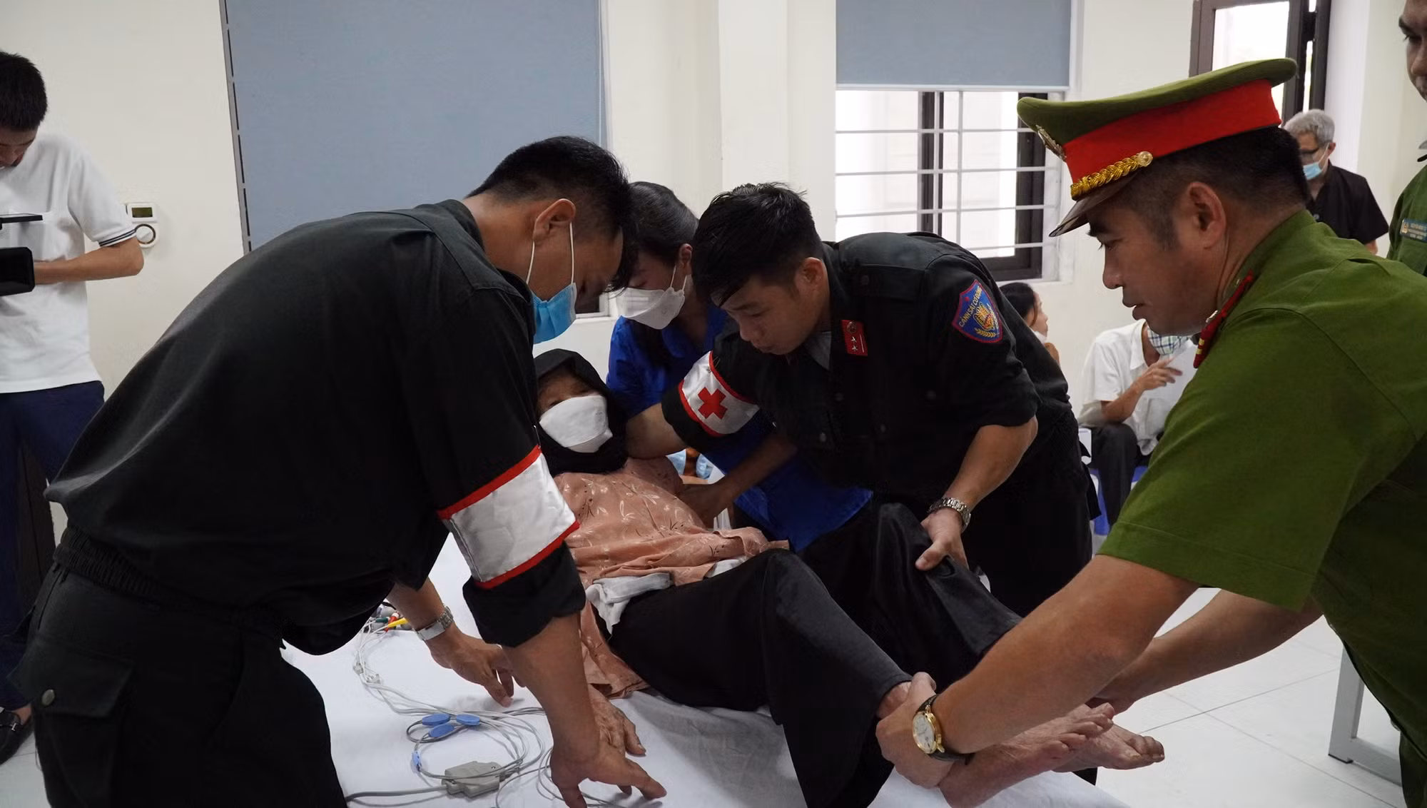 Cán bộ, chiến sĩ Cảnh sát cơ động thăm khám, cấp phát thuốc miễn phí cho người có công, gia đình chính sách -0