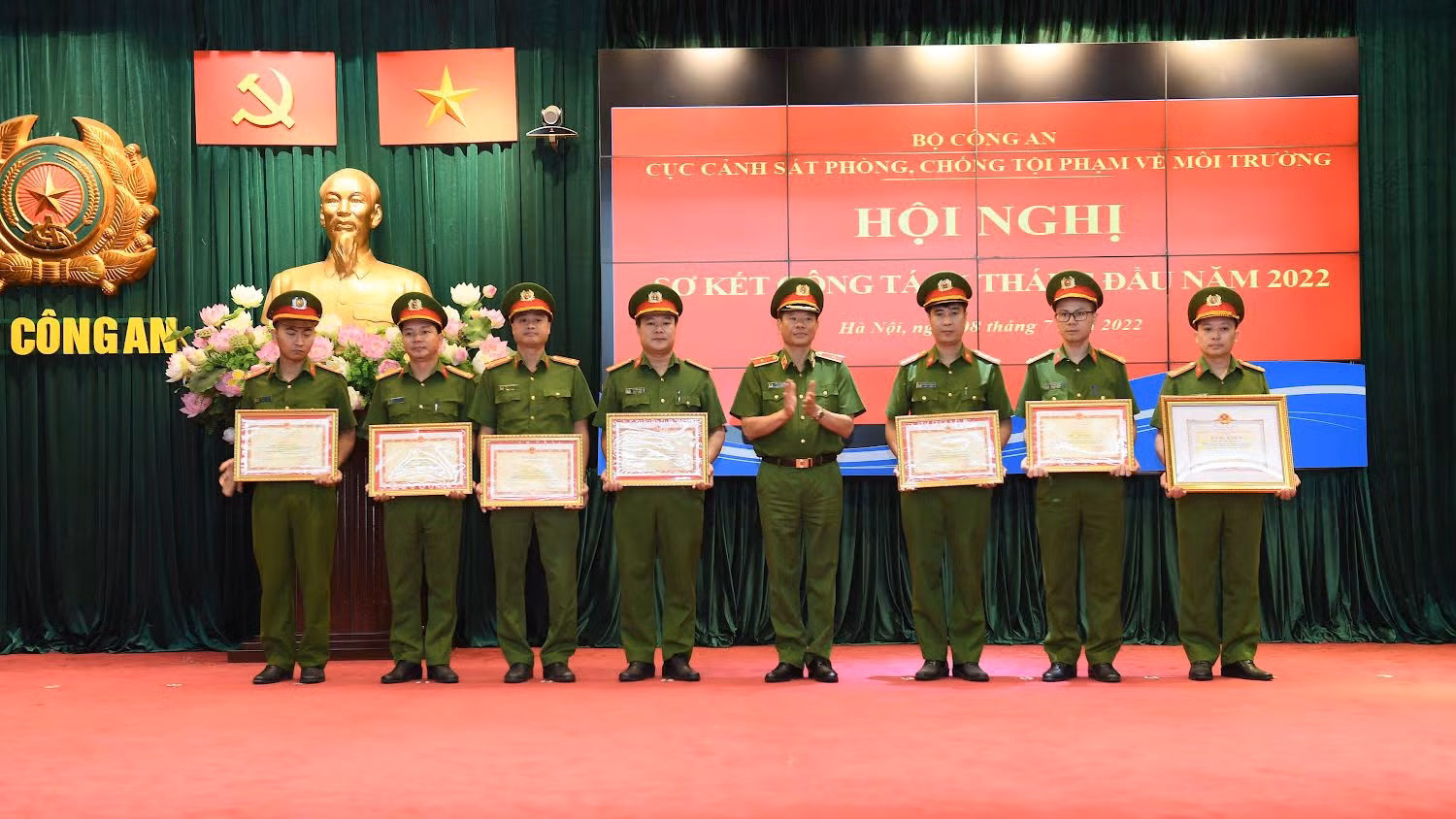 Tăng cường khởi tố các vụ vi phạm nghiêm trọng về môi trường, tài nguyên và an toàn thực phẩm -0
