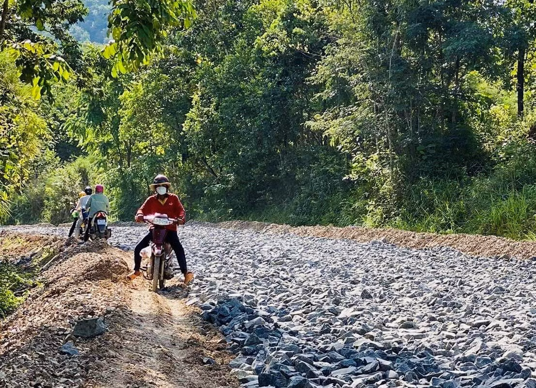 Thầy cô băng rừng hàng trăm cây số trơn trượt đến điểm coi thi -0