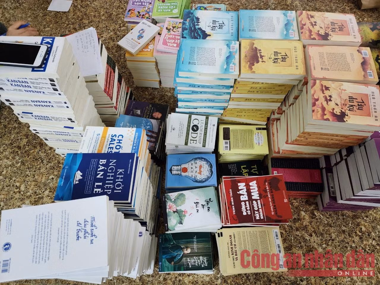 Đường dây sản xuất hơn 100 tấn sách giả trên địa bàn Thủ đô dùng những thủ đoạn gì? -0