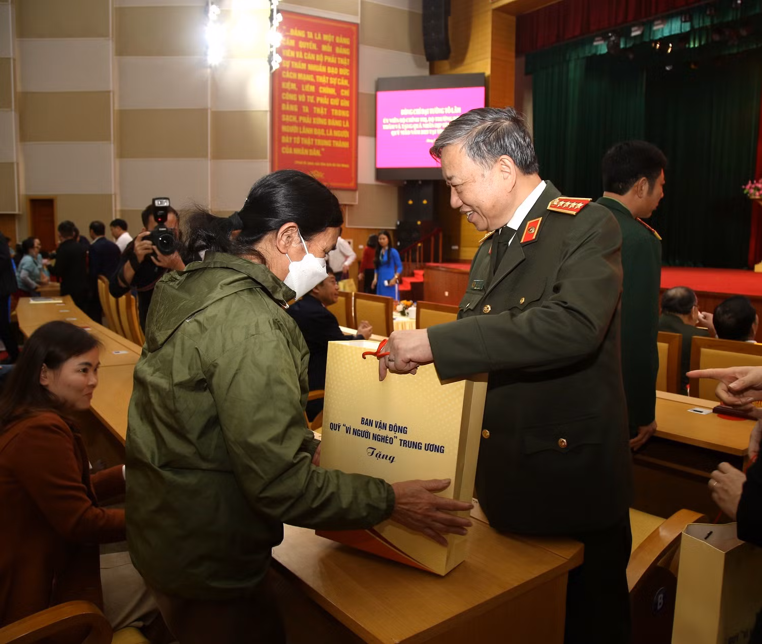 Bộ trưởng Tô Lâm thăm, chúc Tết và trao quà tại Hưng Yên -0