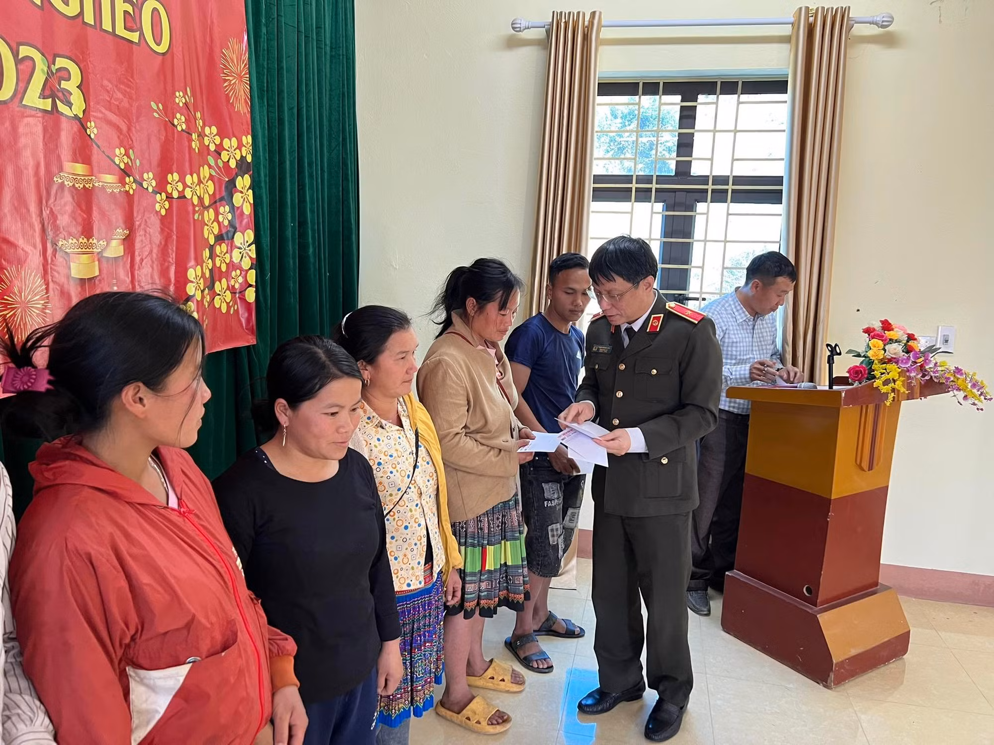 Báo CAND và Ngân hàng Agribank: Trao tặng người nghèo huyện miền núi Văn Chấn 300 suất quà Tết -0