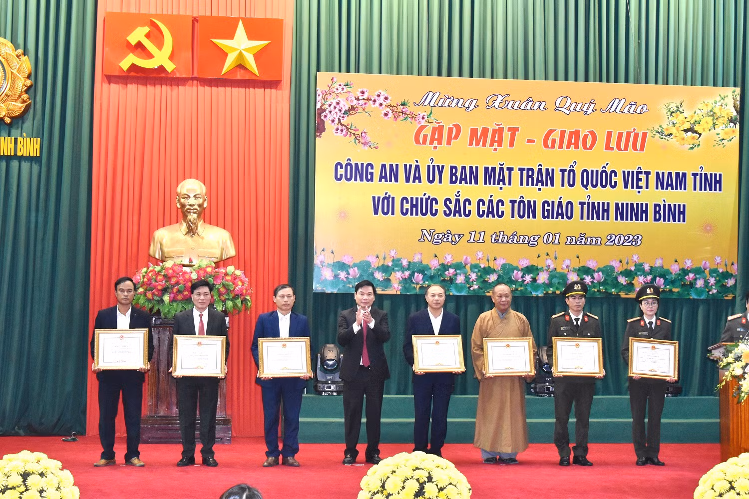 Công an tỉnh Ninh Bình gặp mặt với chức sắc các tôn giáo -0