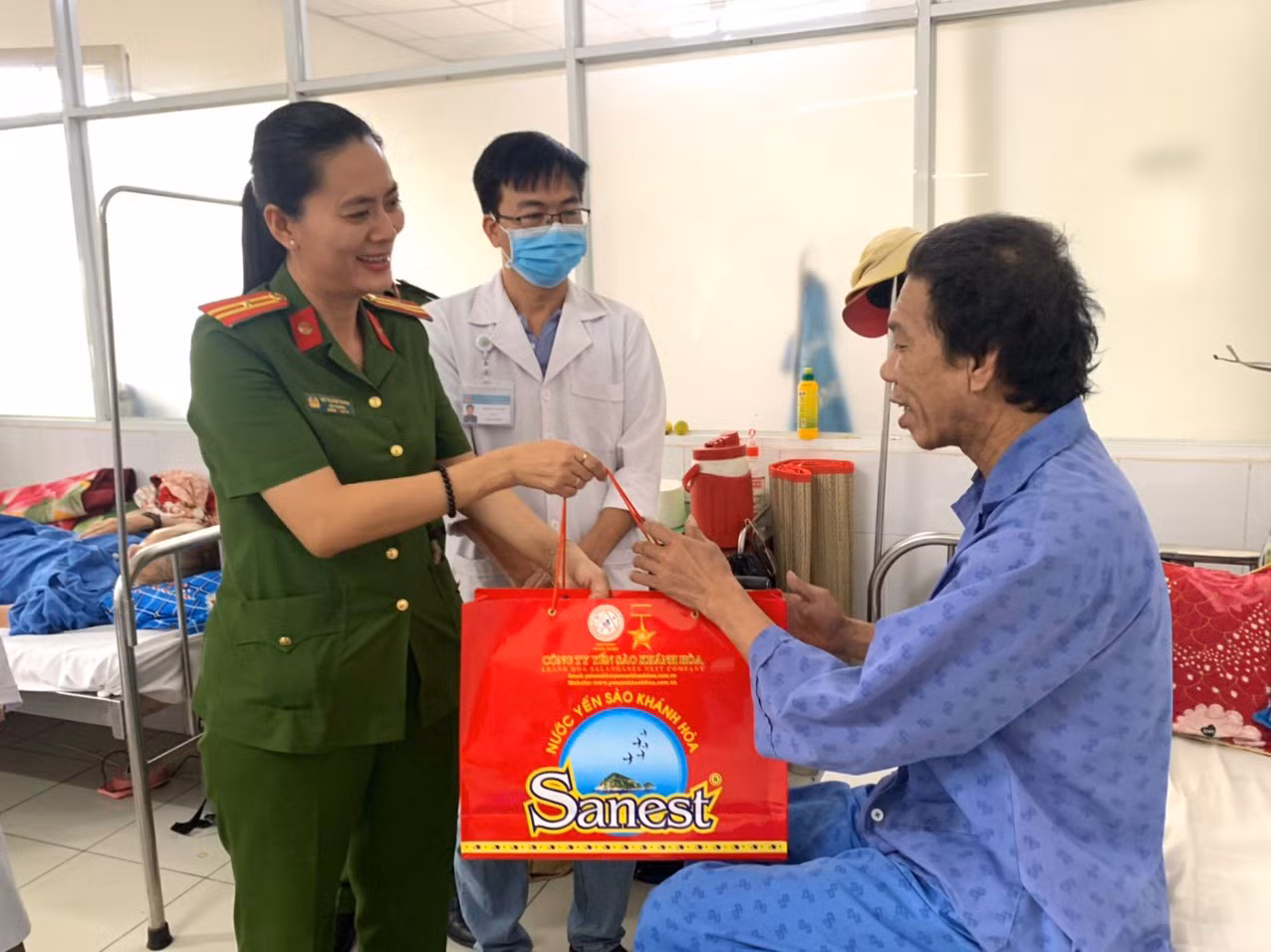 Hàng trăm bệnh nhân được tích hợp định danh điện tử tại giường bệnh -0