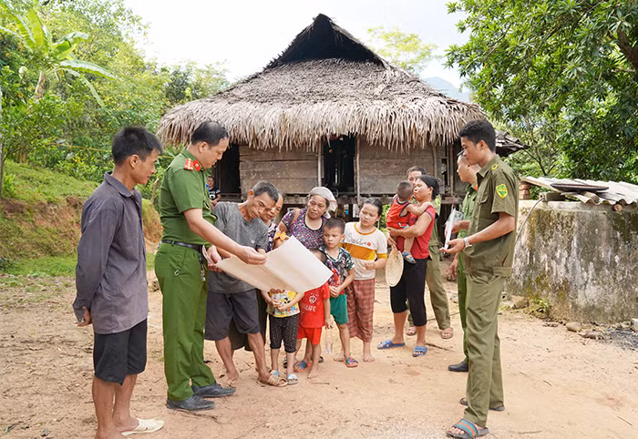 Công an xã – Dấu chân in trên đá -0