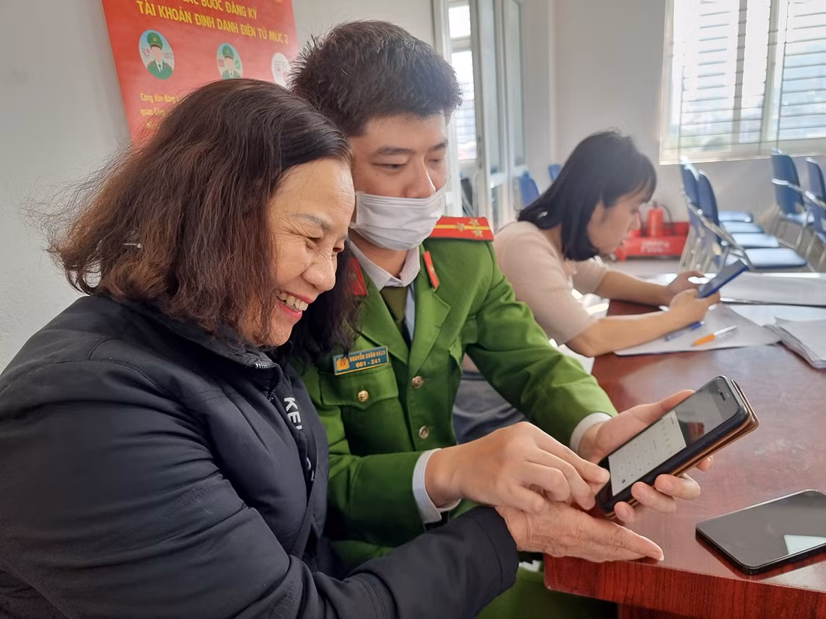 Hà Nội: Nhiều mô hình hướng dẫn nhân dân kích hoạt ứng dụng VNeID -0