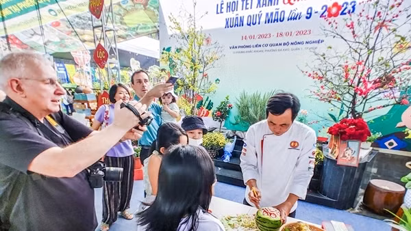 Phiên chợ Tết cuối năm với nhiều đặc sản 3 miền: Bắc, Trung, Nam