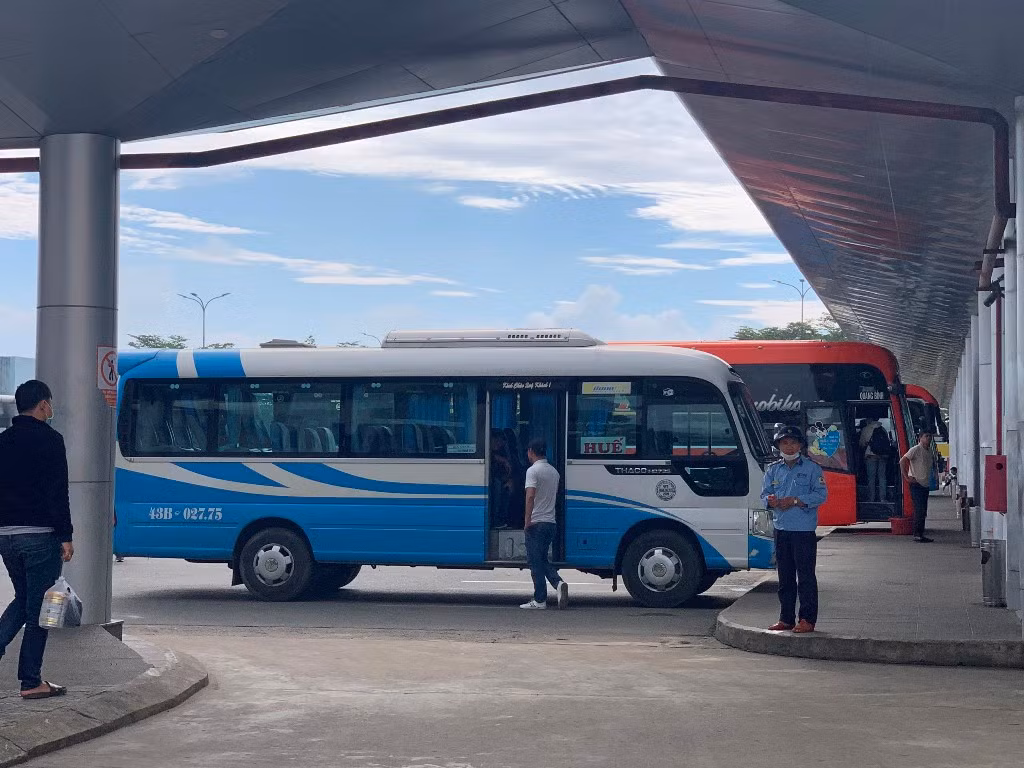 Giá xe về Tết tăng, nhà xe vẫn thông báo hết vé cận Tết -2