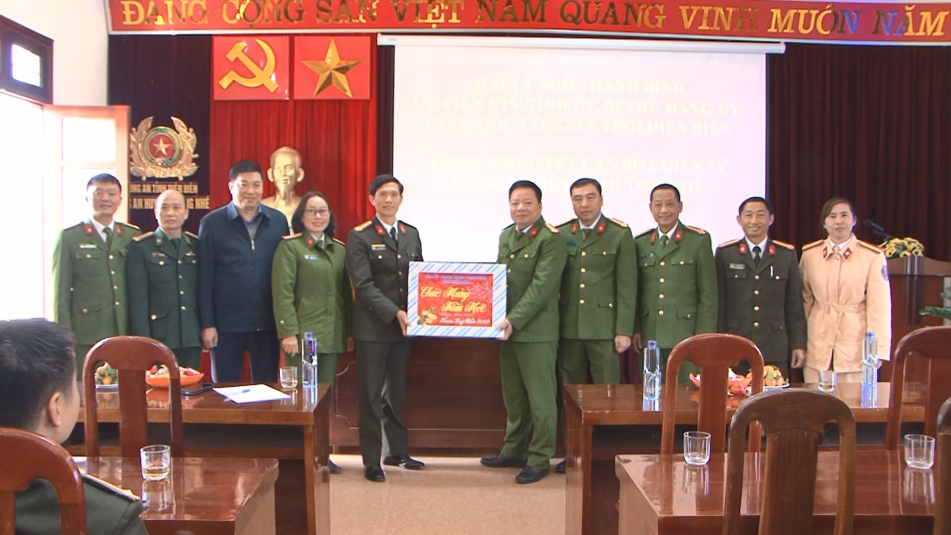 đại tá ngô thanh bình, uvbtvtu, giám đốc công an tỉnh thăm, chúc tết tại công an huyện mường nhé.jpg -0