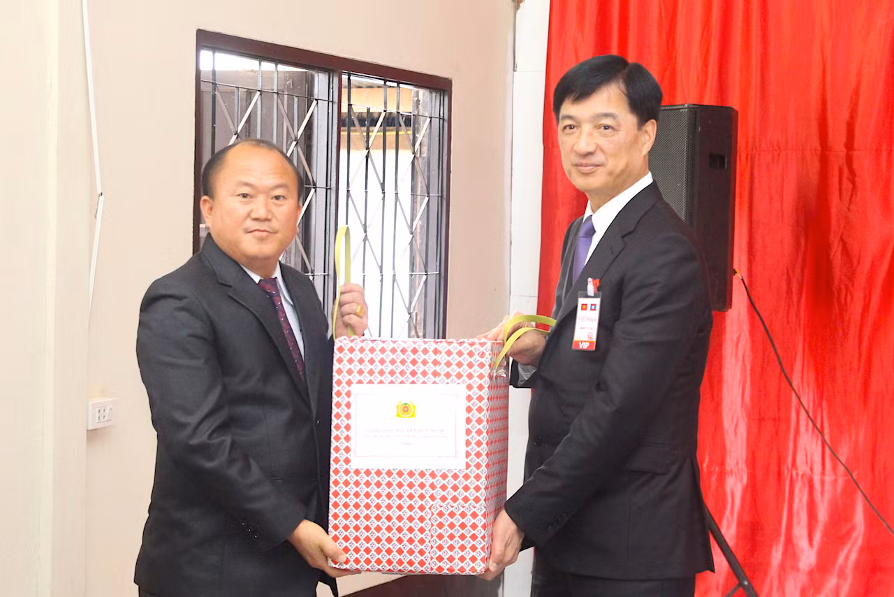 Thứ trưởng Nguyễn Duy Ngọc thăm, tặng quà Công an cụm bản Vangxai -0
