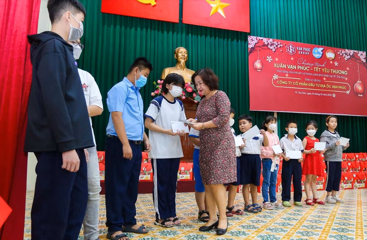 Van Phuc Group tặng quà Tết cho 300 trẻ em có hoàn cảnh khó khăn và trẻ mồ côi tại TP Thủ Đức -0