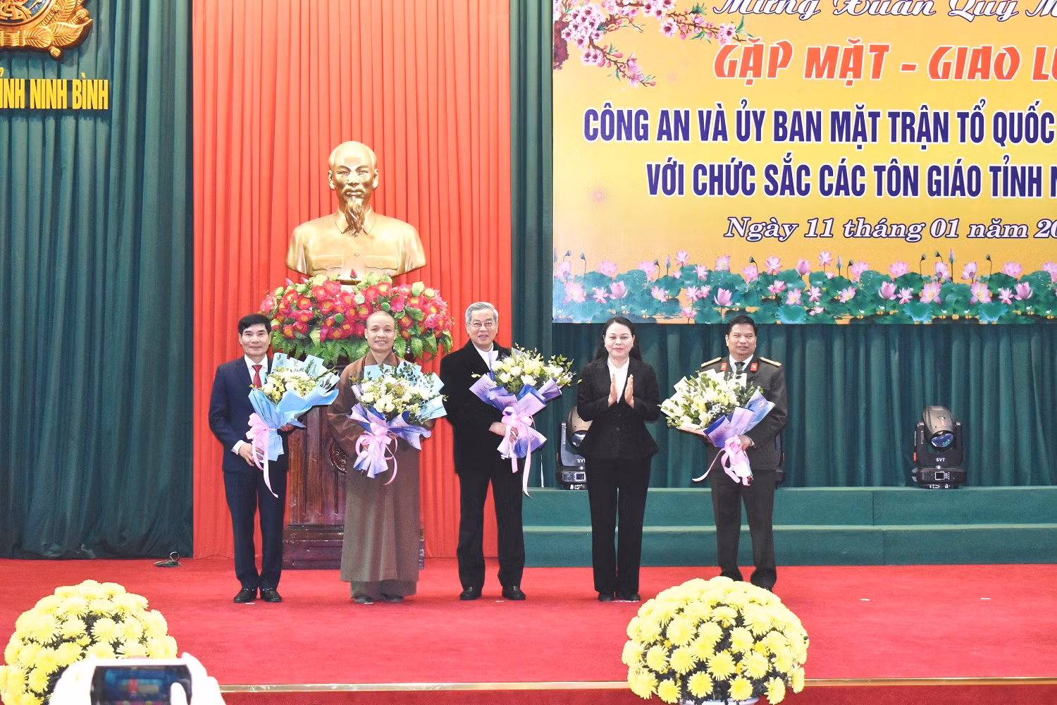 Công an tỉnh Ninh Bình gặp mặt với chức sắc các tôn giáo -0