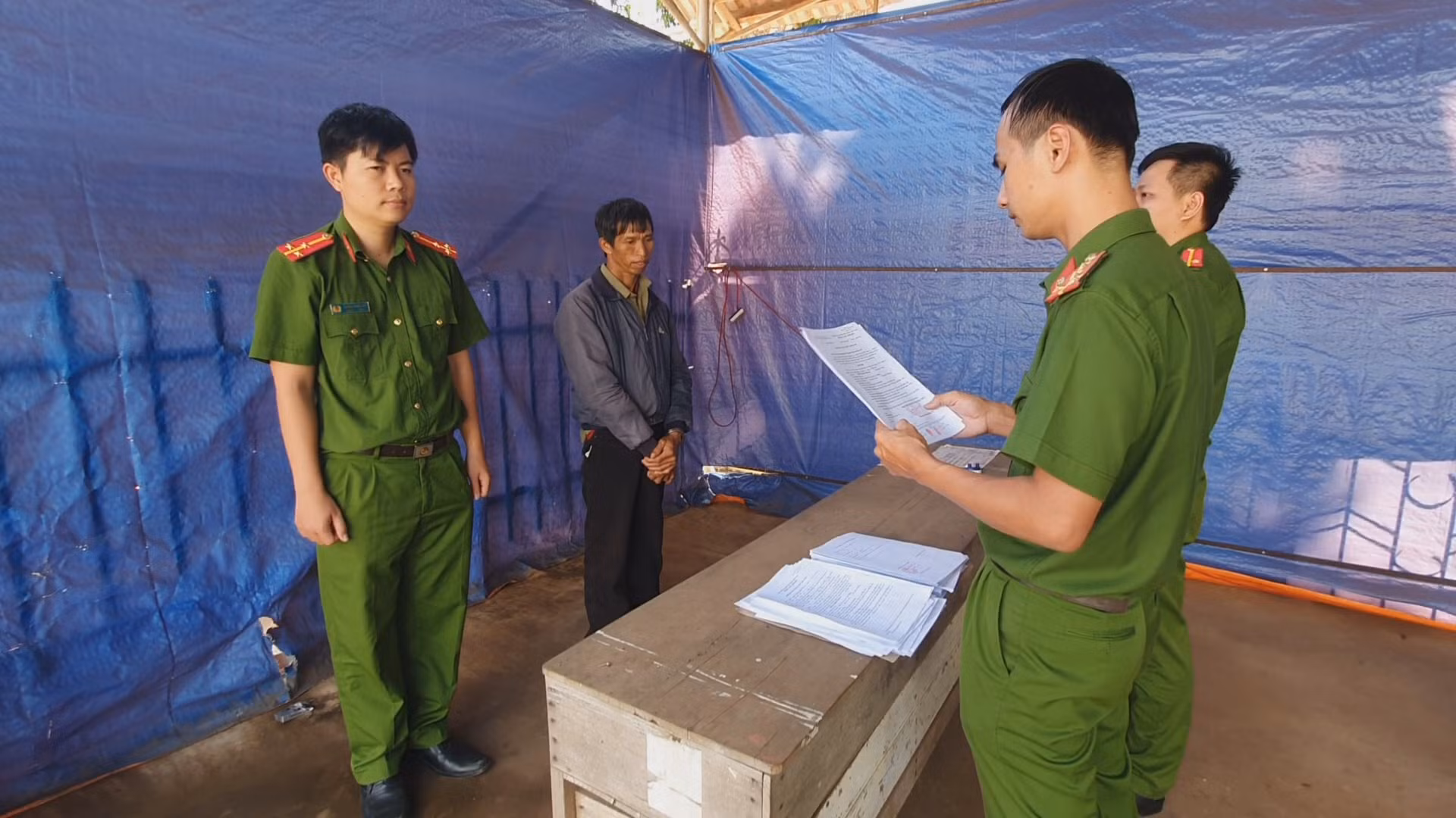 Dùng súng bắn người khác bị thương vì nhớ lại thù cũ -0