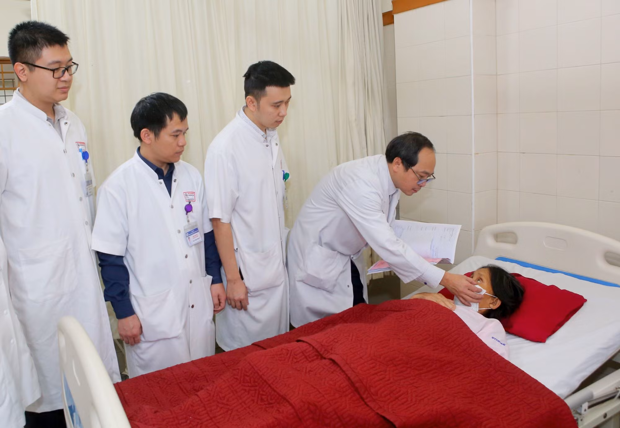 Cứu sống người phụ nữ bị vỡ giả phình động mạch gan hiếm gặp -0