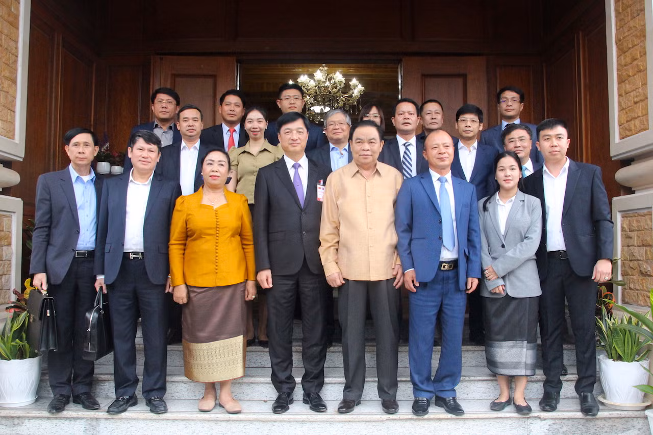 Thứ trưởng Nguyễn Duy Ngọc thăm, tặng quà Công an cụm bản Vangxai -0