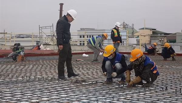 Làm việc xuyên Tết để hoàn thiện Nhà hát Hồ Gươm