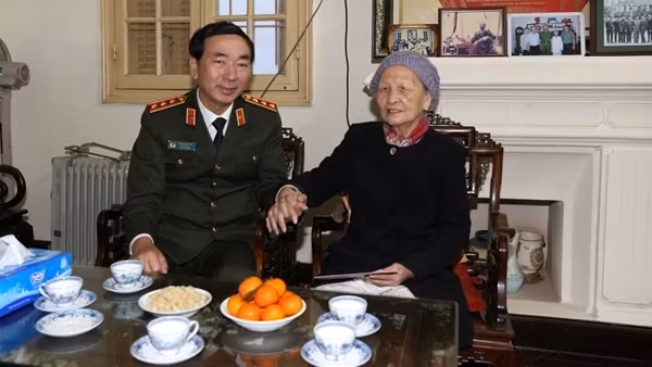 Thứ trưởng Trần Quốc Tỏ thăm, chúc Tết gia đình cố lãnh đạo Bộ Công an