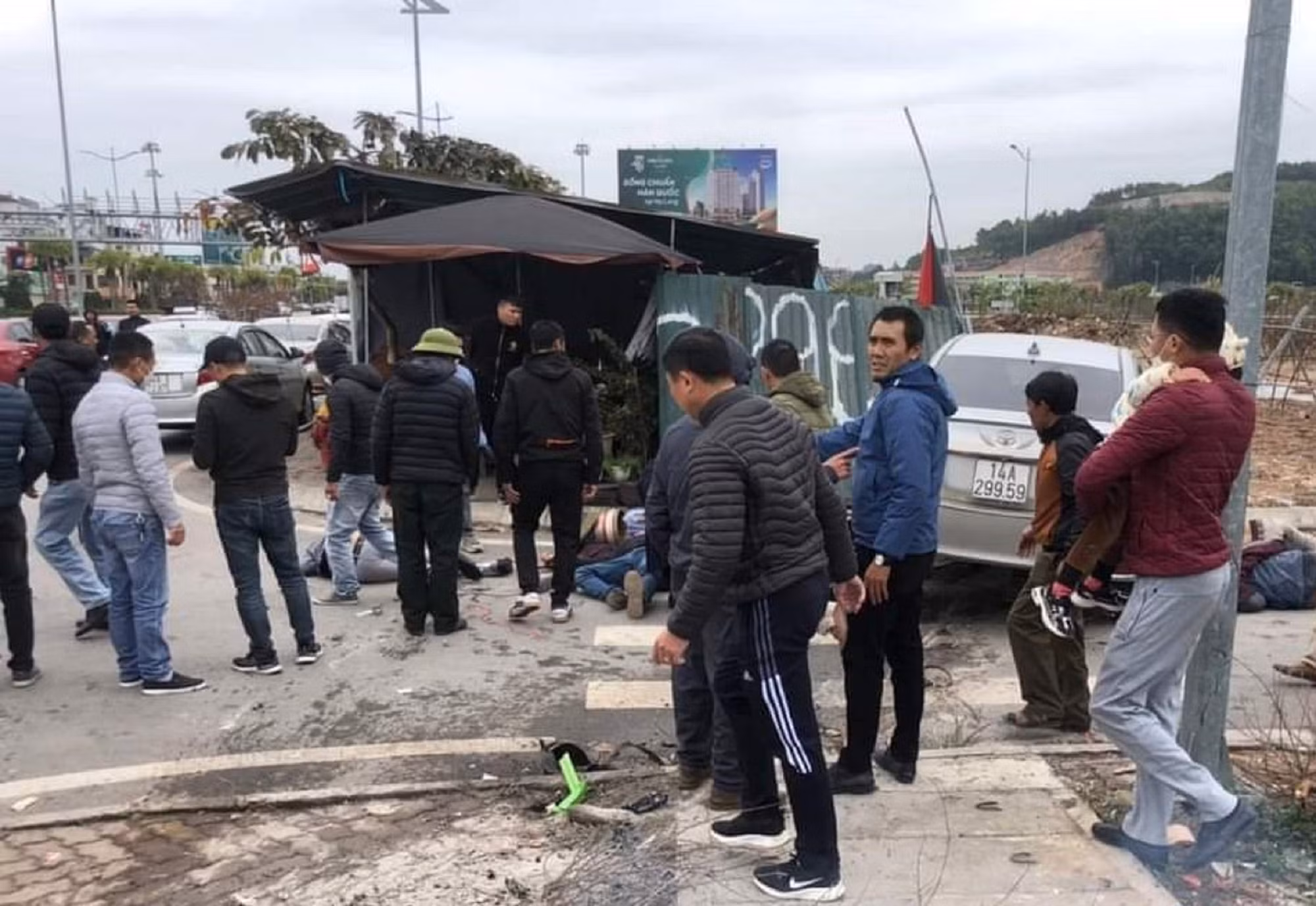 Truy tìm lái xe đâm 5 người đang sưởi ấm trên vỉa hè bị thương -0
