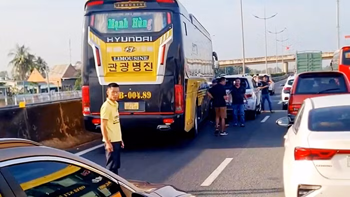 6 xe ô tô va chạm liên hoàn, cao tốc TP.HCM - Trung Lương ùn ứ kéo dài nhiều cây số -2