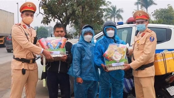CSGT với những món quà ý nghĩ đưa người dân về quê đón Tết