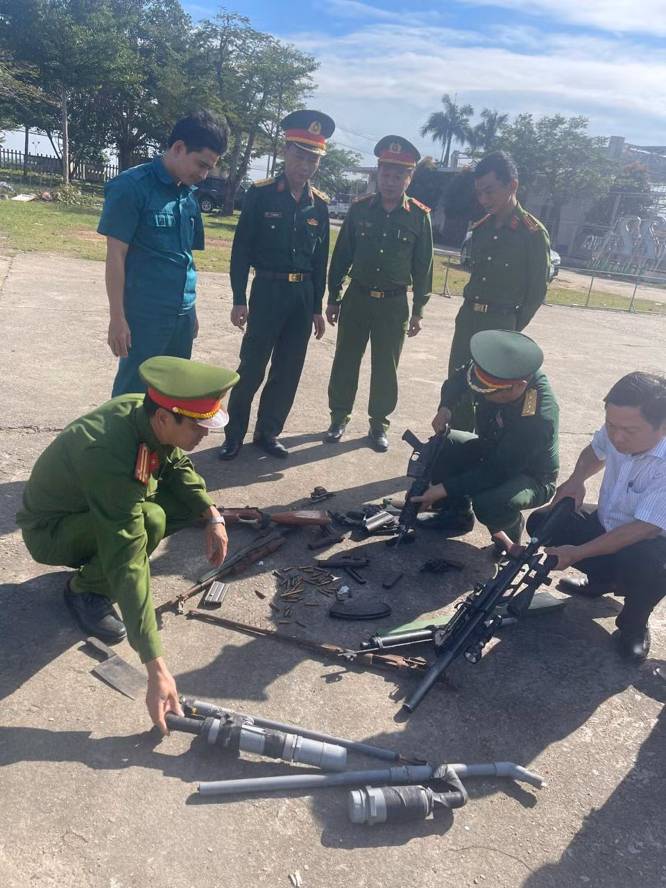 Tiêu hủy hàng trăm vũ khí, vật liệu nổ và công cụ hỗ trợ -1