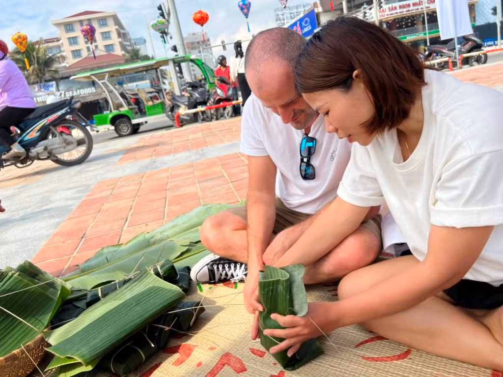 Du khách nước ngoài thích thú gói bánh chưng, trải nghiệm Tết xưa tại Đà Nẵng -0