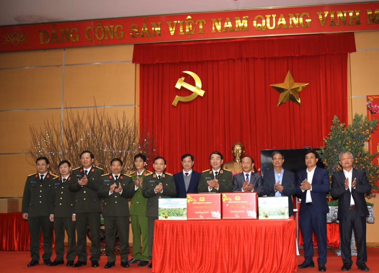 Thượng tướng Trần Quốc Tỏ thăm, chúc Tết Tỉnh ủy, Công an tỉnh Ninh Bình, Hà Nam -0