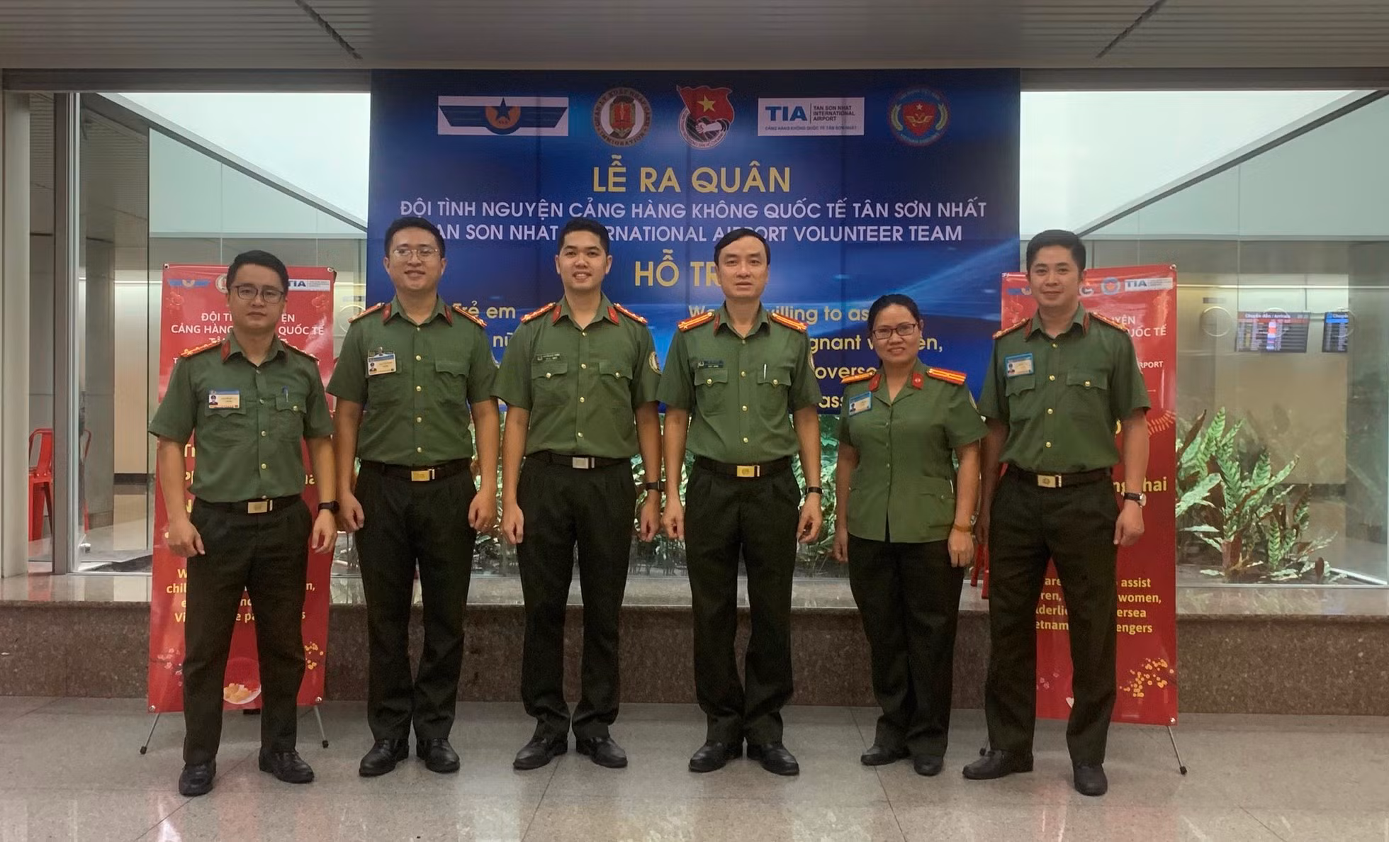 Hỗ trợ kiều bào và du khách quốc tế tại Cảng HKQT Tân Sơn Nhất dịp Tết Quý Mão 2023 -0