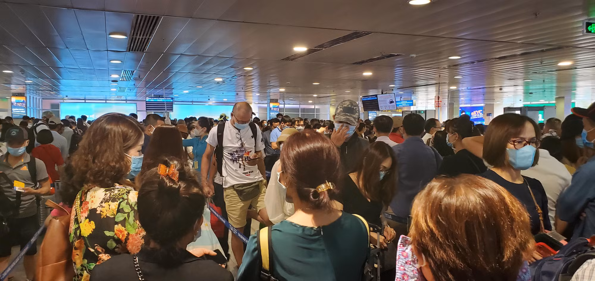 Khách đi máy bay tăng cao tại sân bay Tân Sơn Nhất -0