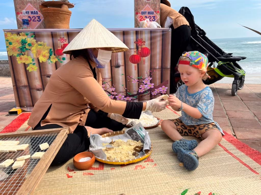 Du khách nước ngoài thích thú gói bánh chưng, trải nghiệm Tết xưa tại Đà Nẵng -0