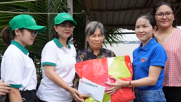 FE CREDIT mang “Xuân chia sẻ - Tết yêu thương” đến với bà con nghèo huyện Cần Giờ