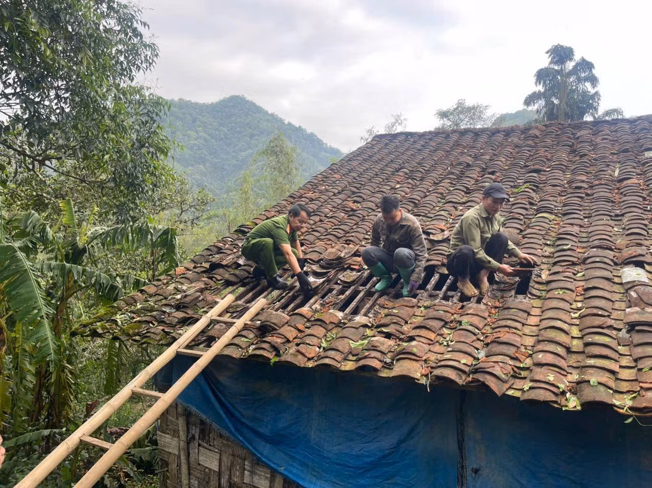 Công an xã Minh Khai hỗ trợ người dân khắc phục hậu quả mưa đá -0