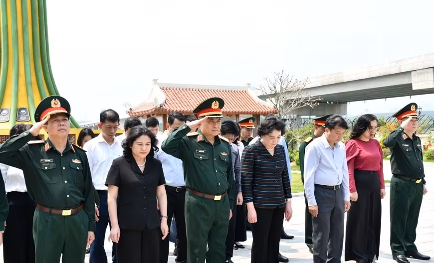 Phó thủ tướng Phạm Thị Thanh Trà dâng hương tri ân các Anh hùng liệt sĩ tại tỉnh Quảng Trị -0