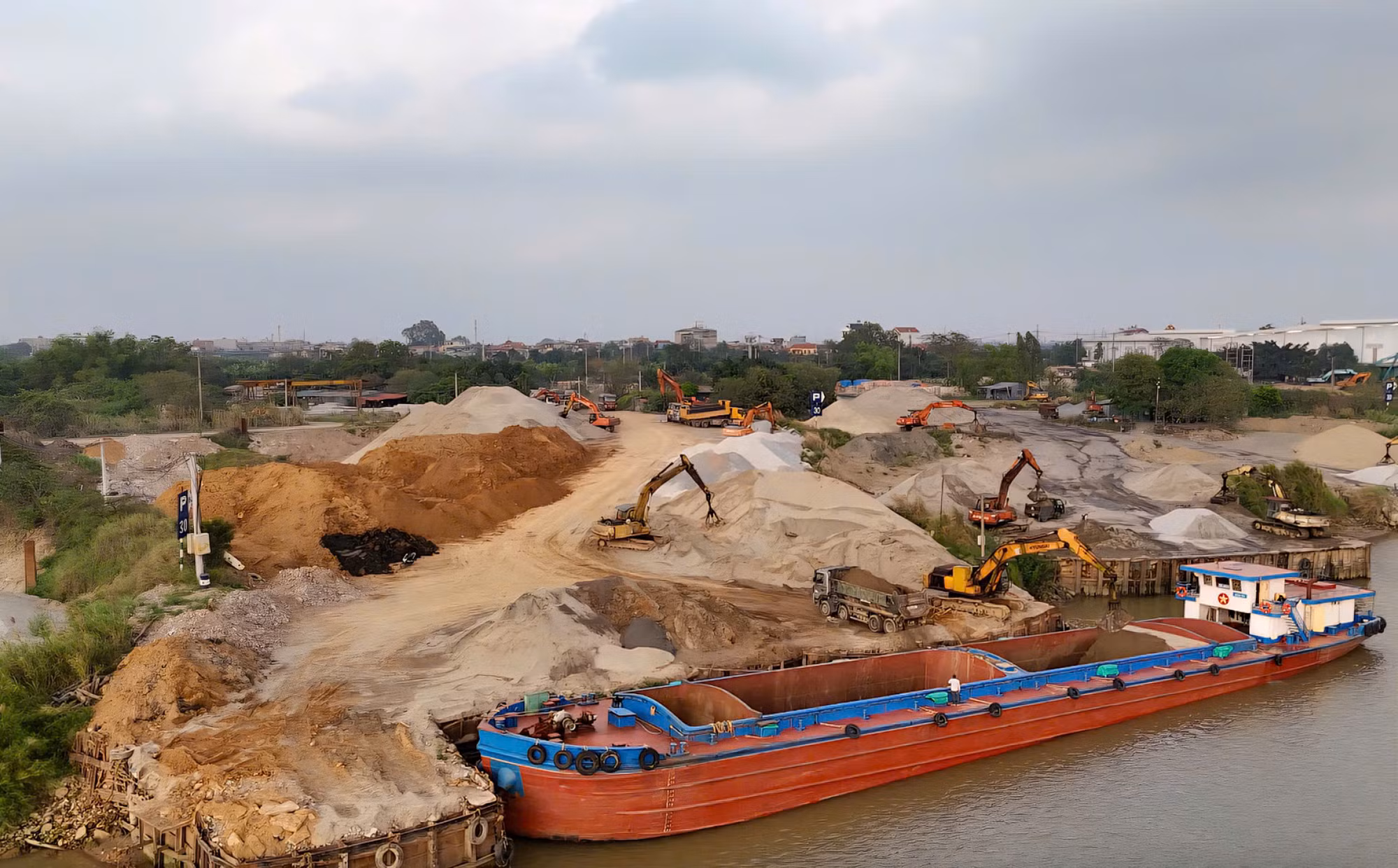 Hà Nội: Cần làm rõ trách nhiệm việc để bến bãi và trạm trộn bê tông hoạt động không phép, lấn sông - 0