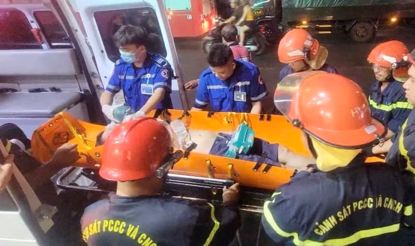 Người đàn ông nguy kịch trên tầng 2 đươc cứu hộ giải cứu -0