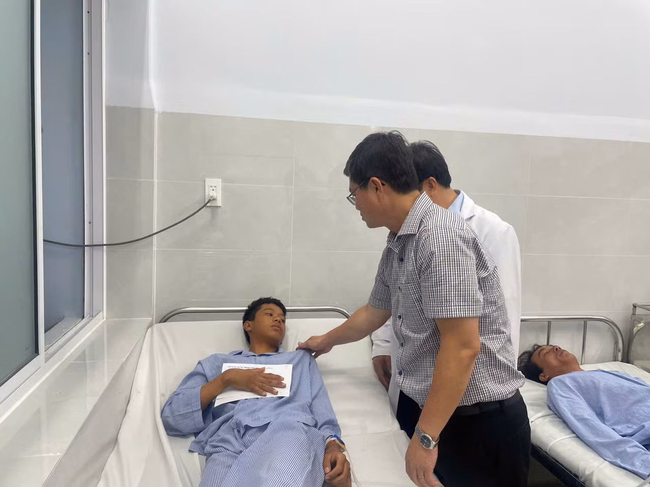 Thăm hỏi, động viên gia đình các nạn nhân vụ xe lao xuống vực ở Lâm Đồng -0