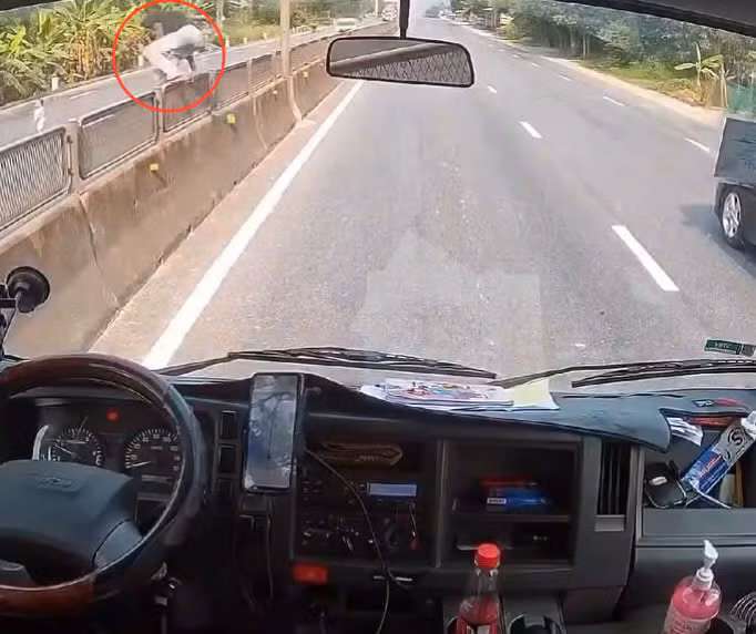 Nghĩa cử cao đẹp của tài xế cứu cháu bé khi đứng giữa Quốc lộ 1A -0