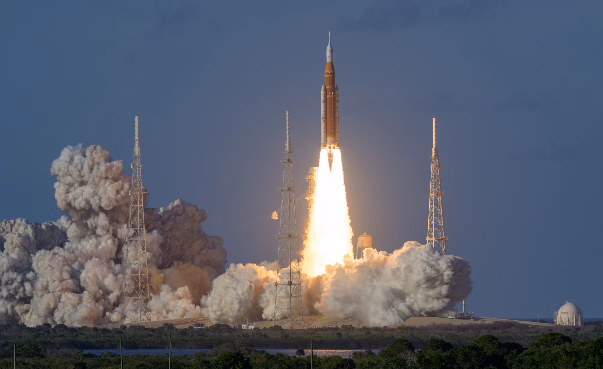 NASA phóng thành công tàu chở người tới bay quanh Mặt Trăng -0