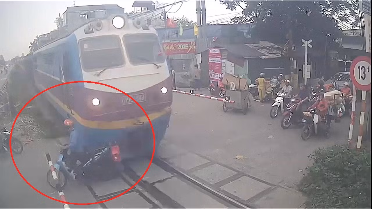 Liều lĩnh vượt rào chắn, tài xế xe máy bị tàu hỏa tông văng -0