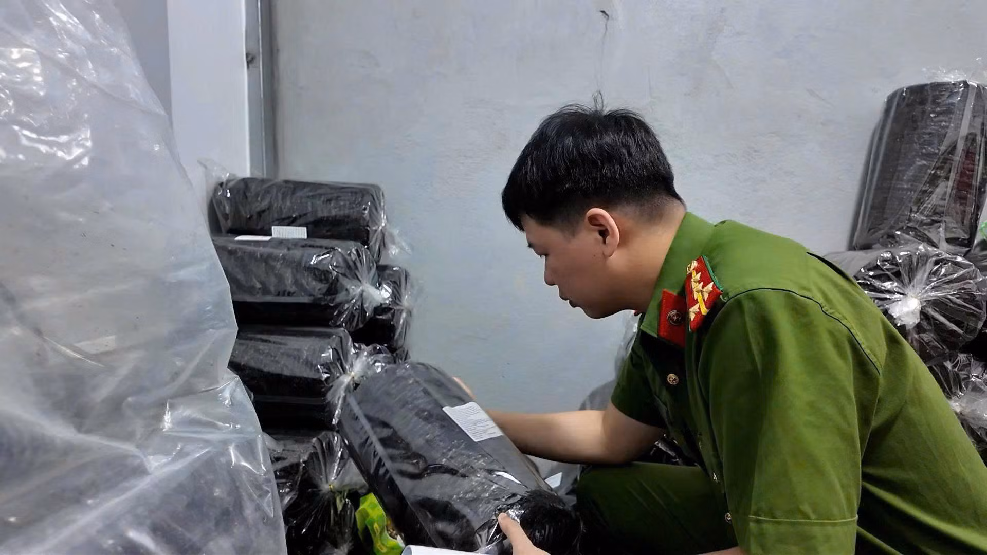 Phó Thủ tướng gửi Thư khen Công an TP Đà Nẵng lập chiến công chống buôn lậu, hàng giả -0